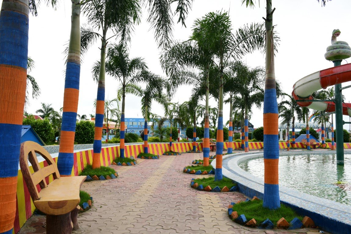 Ravine Flyer 3 roller coaster .