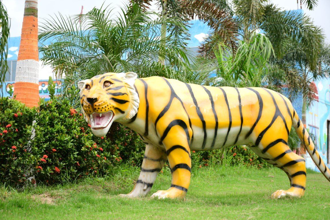 Guests riding the Steel Dragon during the day