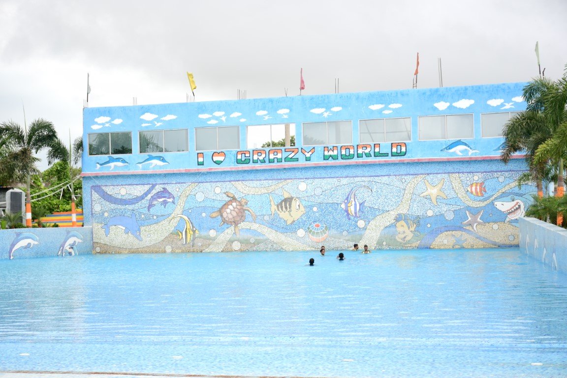 Guests riding the Frog Hopper