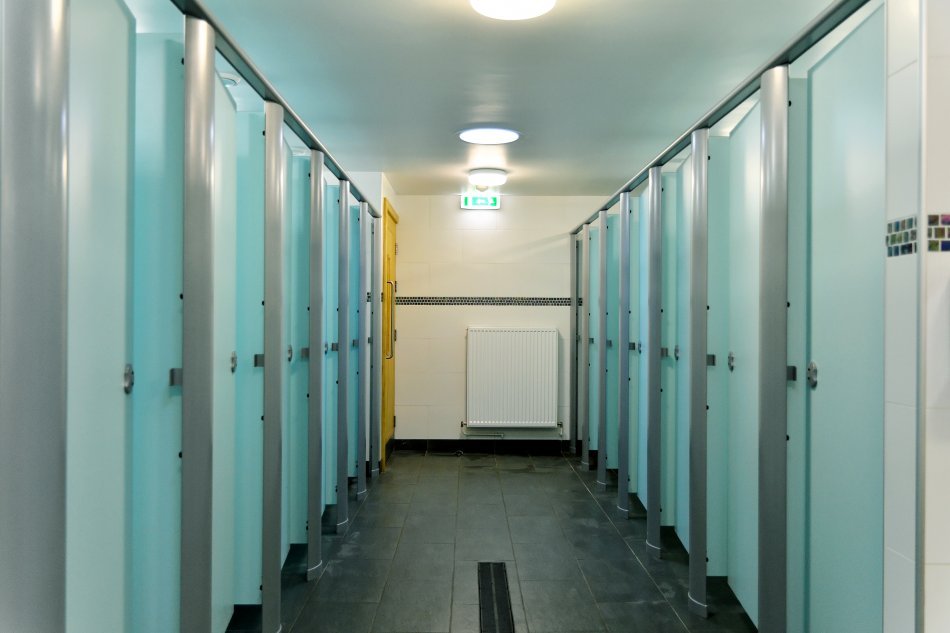 Guests riding the Ali Baba at night